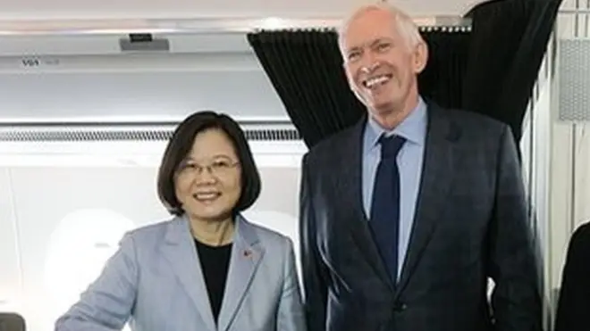 蔡英文當地時間12日下午抵達美國洛杉磯過境，美國在台協會（AIT）主席莫健（James Moriarty（右3）、駐美代表高碩泰（右2）登機迎接。總統府秘書長陳菊（左2）、外交部長吳釗燮（左）等隨團。