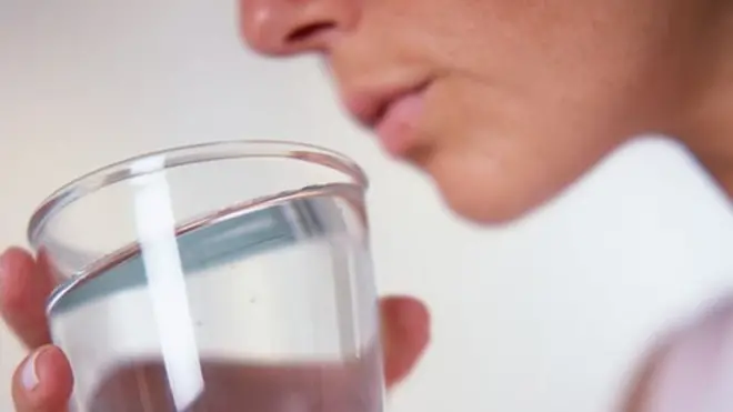 حإصابة سيدة بريطانية بنقص صوديوم الدم جراء تناول كميات كبيرة من الماء أثار التساؤلات حول الإفراط في تناول الماء