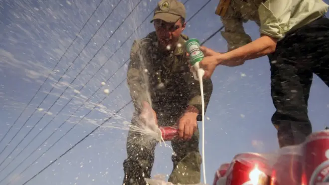 İran polisi yasa dışı içkiyi imha ediyor (arşiv fotoğrafı).