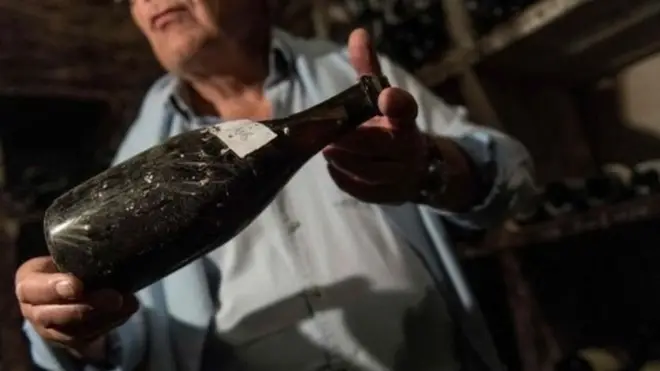 Minuman wine yang dibuat dari buah anggur yang dipanen pada masa pemerintahan Raja Louis XVI, sebotol vin jaune alias anggur kuning itu berasal dari wilayah Jura di bagian timur Prancis.