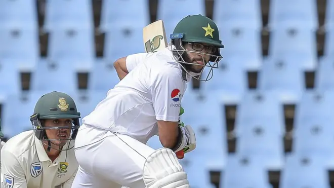 امام الحق، جنھوں نے پہلی اننگز میں 43 رن بنائے تھے، اپنی دوسری اننگز میں 35 رن بنا کر ڈیل سٹین کی گیند پر وکٹ کیپر کوئنٹن ڈی کاک کو کیچ دے بیٹھے۔