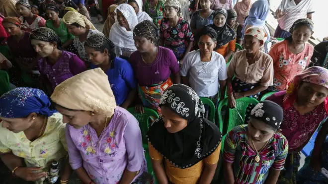 Rohingya mengungsi di dalam negeri dan juga mengungsi ke negara-negara tetangga Myanmar.