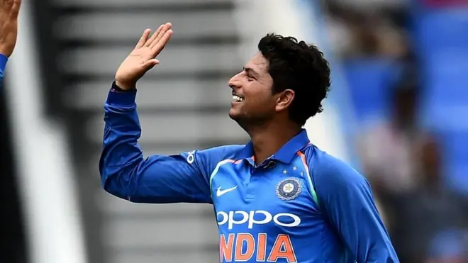 વિકેટ બાદ ખેલાડીને તાળી મારતા કુલદીપ