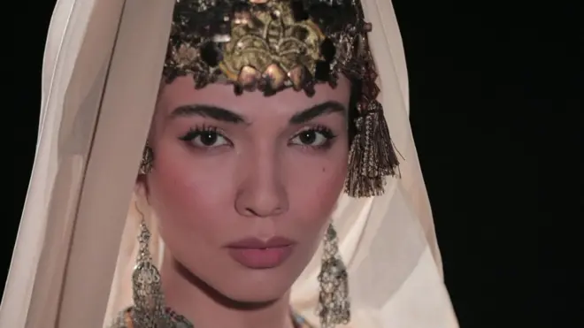 Фото: Хонзода Бегим ролида Дилёра Рузметова (Би-би-си муалифлик ҳуқуқи)