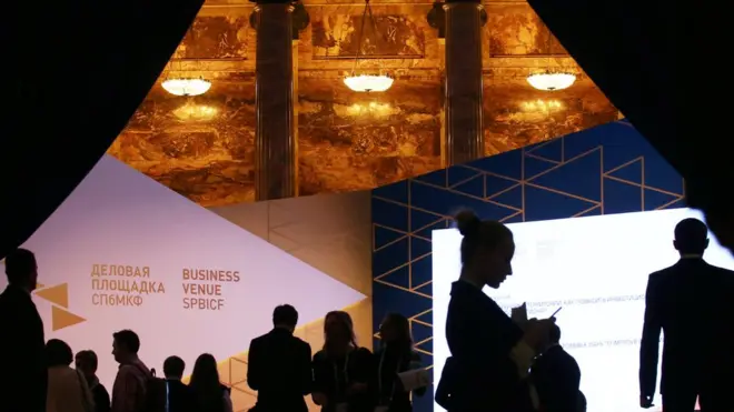 Открытию культурного форума в Петербурге предшествовал скандал с "черными списками" деятелей культуры, которых якобы рекомендовали не приглашать на мероприятие