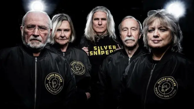 Los Silver Snipers tienen en promedio 67 años.