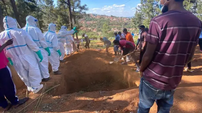 Mu ntangiriro z'ukwezi kwa gatandatu ubwo bashyinguraga umuntu wa mbere wishwe na Covid-19 mu Rwanda