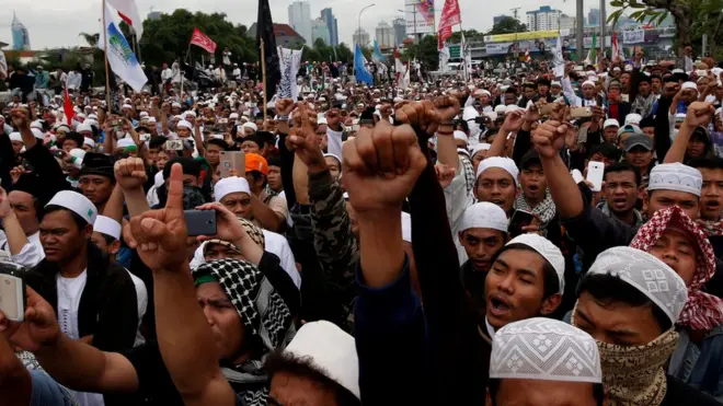 Kelompok-kelompok Islam menuntut kepada pemerintah untuk mencopot Basuki Tjahaja Purnama sebagai gubernur DKI Jakarta dalam suatu aksi pada Februari 2017.