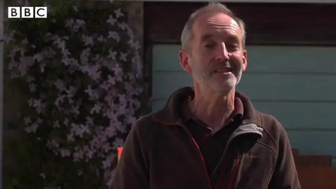 Rob profite de son temps pour sensibiliser sur les déchets en plastique