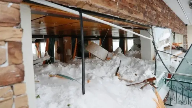 Лавина розбила вікна та засипала снігом кімнати готелю