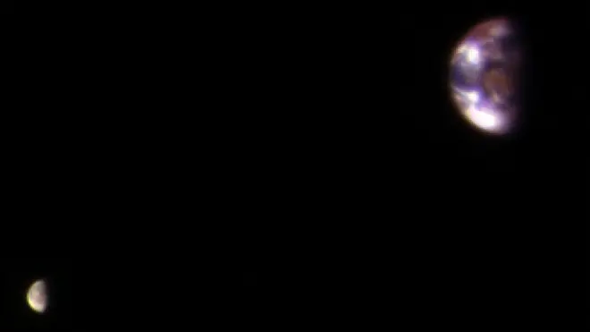 La imagen es una composición hecha por la NASA entre las mejores fotos que tomó la Sonda de Reconocimiento de Marte.