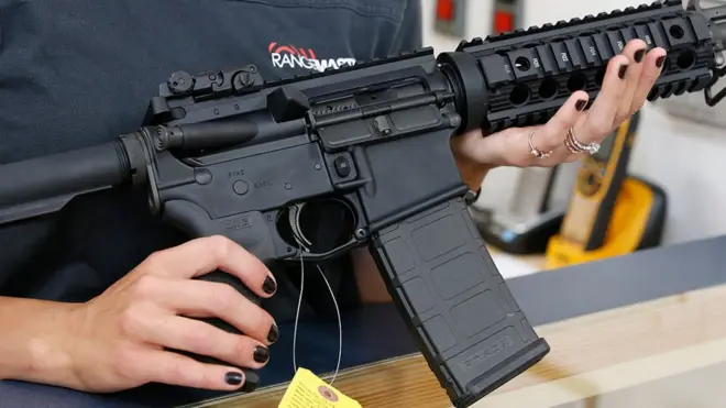 Saxlanılanlardan ABŞ-ın AR-15 avtomatları müsadirə edilib.