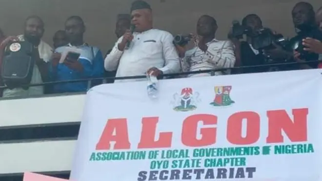 Abass Aleshinloye n ba awọn eeyan sọrọ