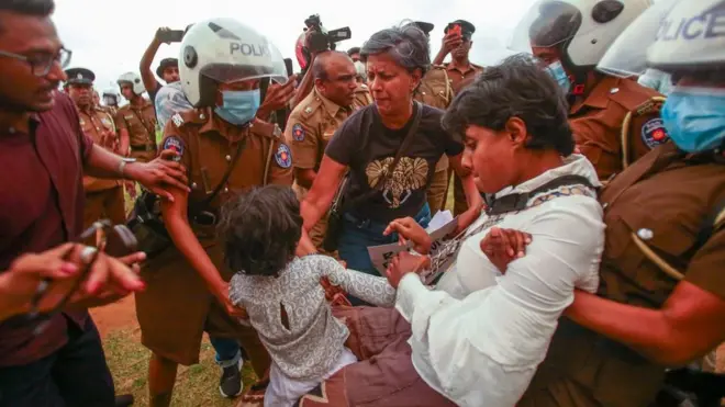 Police detain demonstrators during a protest against the Sri Lankan government in Colombo on October 9, 2022.