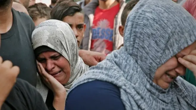 Gazze'deki El Şifa Hastanesi dışında yas tutan kadınlar