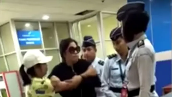 Seorang ibu menghadapi petugas Aviation Security (Avsec) di Bandara Sam Ratulangi, Manado.
