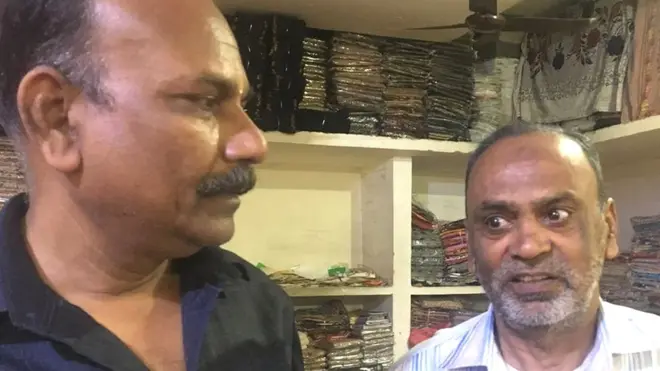 मेरठ के हाशिमपुरा मोहल्ले के हाजी बाबुद्दीन (सफेद कपड़ों में) और विपिन कुमार रस्तोगी (काले कपड़ों में)