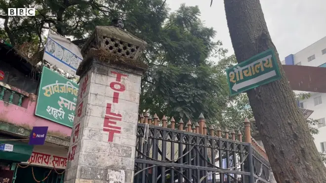 'सार्वजनिक शौचालय भन्ने बित्तिकै वाकवाक लागेर टाउको दुख्छ'