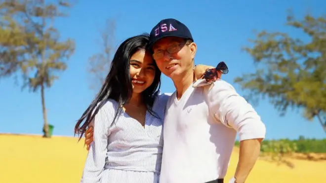 二代美國越南裔人楊歌謠(左)與父親