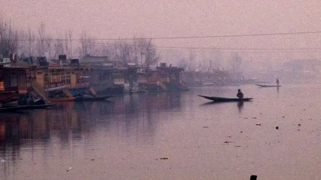 کشمیر کے ٹریڈررز ایسو سی ایشن، ٹورزم ایسوسی ایشن اور باقی اداروں کا کہنا ہے کہ انہیں روزانہ ایک سو د س کروڑ روپے کا نقصان ہوا ہے