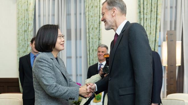 蔡英文在台北总统府会见美国在台协会（AIT）台北办事处处长郦英杰（Brent Christensen）。