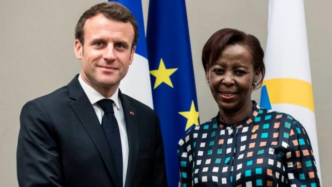 La secrétaire générale de l'Organisation internationale de la Francophonie (OIF) du Rwanda Louise Mushikiwabo (R) serre la main du président français Emmanuel Macron (L) au début d'une réunion au siège de l'OIF à Paris, le 20 mars 2019