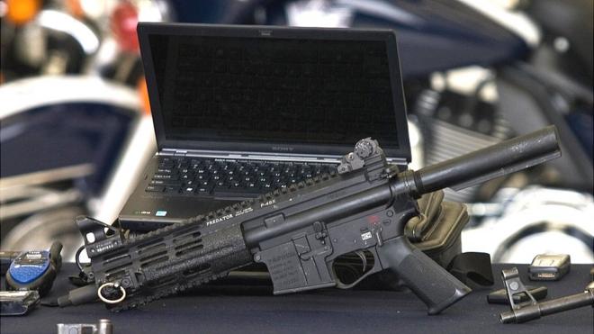 Armas, equipos informáticos y de telecomunicaciones incautados a narcotraficantes.