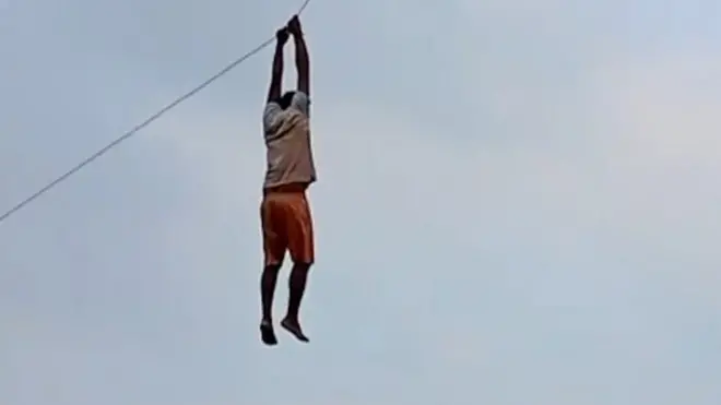 وہ لمحہ جب ایک بہت بڑی پتنگ نے ایک نوجوان کو کئی میٹر کی بلندی پرکھینچ لیا