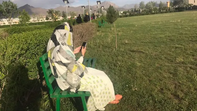 پښتنې ښځې په فېسبوکي بحثونو کې ډېره ونډه نه اخلي