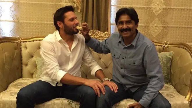 شاہد آفریدی اور جاوید میانداد نے ایک دوسرے سے ہاتھ ملایا اور ایک دوسرے کو میٹھائی بھی کھلائی (بہ شکریہ جاوید میانداد ٹوئٹر)