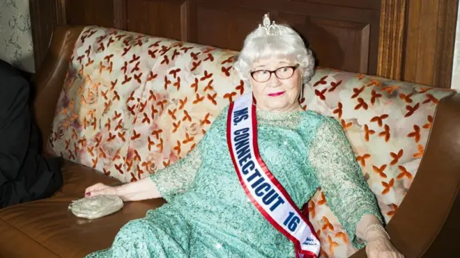 Di usianya yang ke 91, Krystyna Farley masih berdandan dan mengenakan anting-anting.