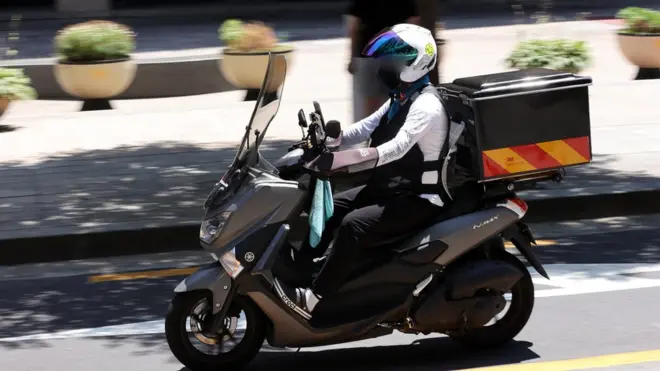 지난달 코로나19 확산과 폭염 특보 등이 겹치면서 배달 라이더들의 몸값이 50% 가까이 급증했다