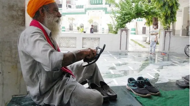 يقوم بالجيندر سينغ بتنظيف أحذية المصلين في مسجد الحي الذي يعيش فيه كل يوم جمعة منذ أربعين عاماً