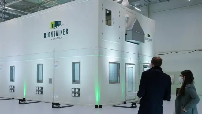 نموذج لما يسمى "بايونتاينرز"، وهو خط إنتاج قائم على الحاويات للقاحات تعتمد على تقنية الحمض النووي الريبوزي المرسال لشركة باوينتيك الألمانية