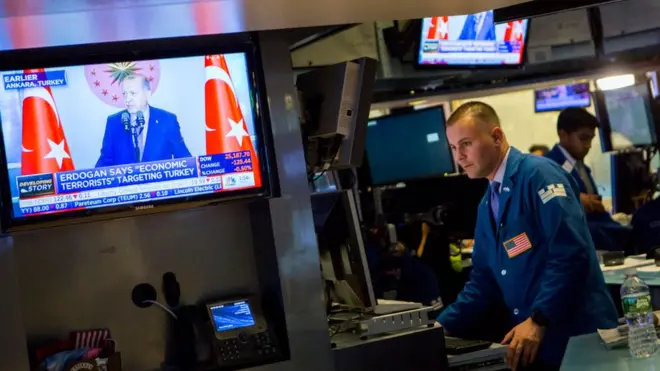 Yabancı kurumların TL işlemlerini gerçekleştirmekte neden zorlandığı ve bu durumun TL'nin itibarı için ne anlama geldiğini derledik.