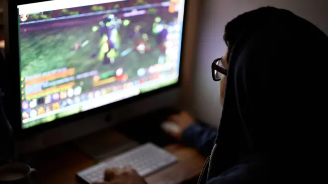 хлопець грає у відеоігри