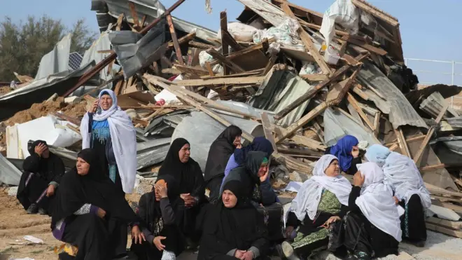 Rumah warga Bedouin di Umm al-Hiran yang dianggap gelap diruntuhkan aparat keamanan Israel.