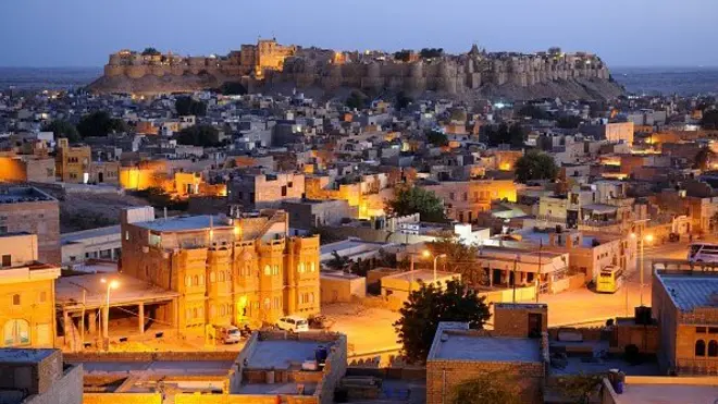 Benteng dari abad pertengahan Jaisalmer ini timbul di antara hamparan gurun pasir setinggi 20 lantai