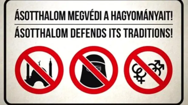Letrero en Asotthalom que prohíbe las mezquitas, los velos islámicos y las demostraciones de afecto públicas entre homosexuales.