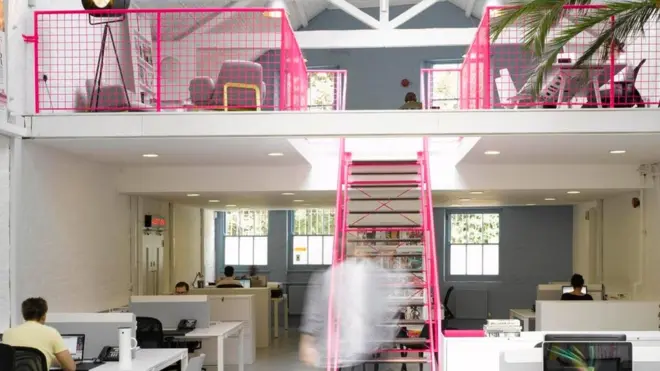 Ruang kerja dengan desain cerah