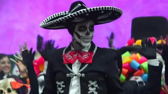 تشهد العاصمة الروسية مسيرة كرنفالية، تنظمها الرابطة الوطنية للمشجعين المكسيكيين احتفالا بأحد أكبر وأهم الأعياد في المكسيك.