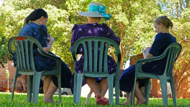 Un rato de esparcimiento en la tarde tras una jornada de trabajo. Los menonitas solo estudian hasta los 12 años. Luego, se dedican a la casa, a la familia.