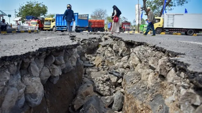 Jalan retak akibat gempa di Pelabuhan Kayangan di Lombok, Senin (20/8).