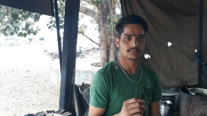 मिठाई की दूकान चलाने वाले मुकेश कुमार