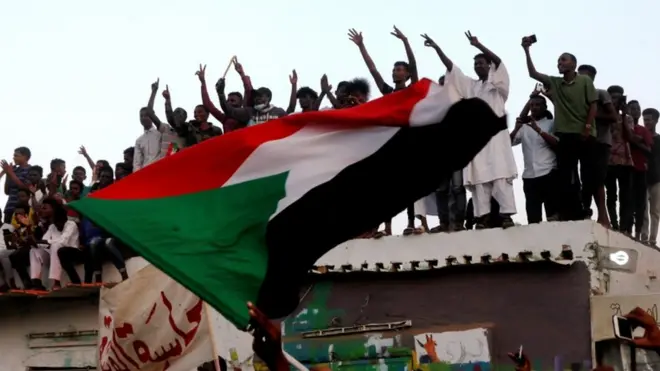 متظاهرون يحتفلون بالتوصل لاتفاق بين المجلس العسكري والمتظاهرين