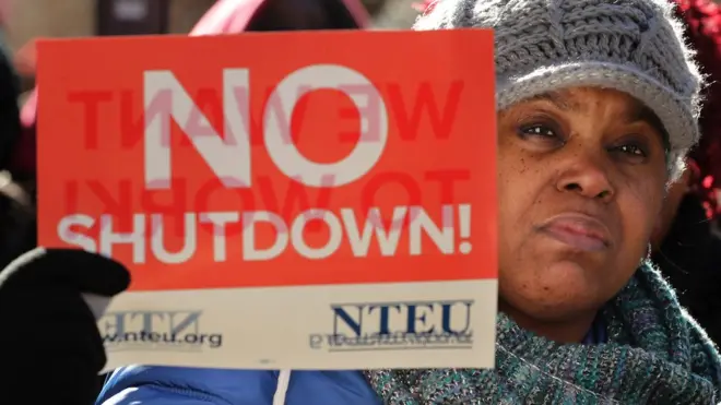 数百名受影响的政府员工10日在白宫前游行示威