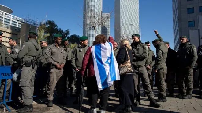 إسرائيليون يتظاهرون في تل أبيب دعما للجندي الإسرائيلي الذي حكم عليه بالسجن بعد قتله جريحا فلسطينيا