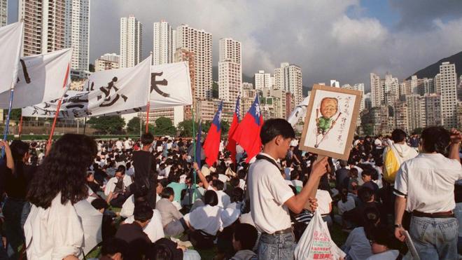 资料图片：1989年6月4日，香港民众在跑马地马场聚集抗议中国政府