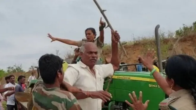 انڈیا کی جنوبی ریاست تیلنگانا میں خاتون فارسٹ افسر کو ہجوم کی جانب سے لاٹھیوں سے بہیمانہ تشدد کا نشانہ بنایا گیا