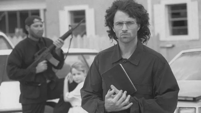 Aktor Tim Daly berperan sebagai David Koresh, pemimpin sekte Ranting David dalam film 'In the Line of Duty: Ambush at Waco' satu dari banyak film yang terinspirasi peristiwa di Waco.
